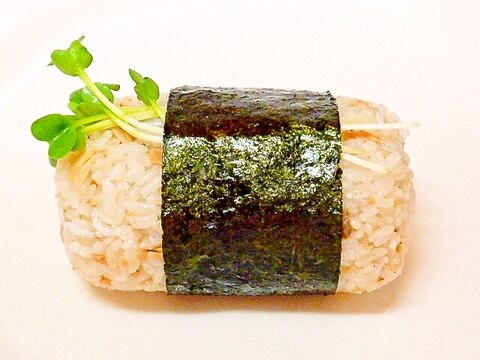 鮭としらすの俵形おにぎり レシピ 作り方 By ぽんぽんぷー 楽天レシピ 鮭としらすの俵形おにぎり レシピ 作り方 By ぽんぽんぷー 楽天レシピ